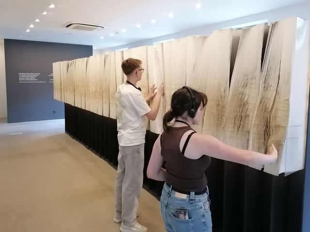 Zwei Jugendliche in der Ausstellung der Gedenkstätte.