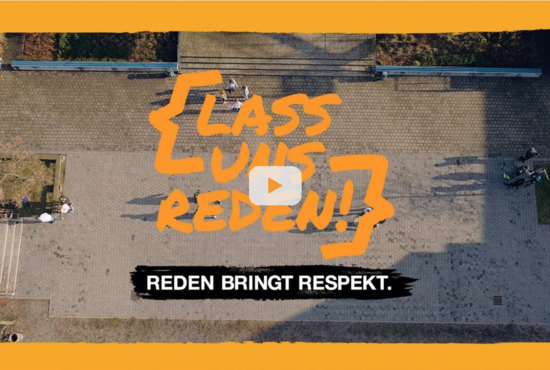 Ein Bild mit orangefarbenem Schriftzug 'Lass uns reden!' und einem Play-Button in der Mitte, der auf ein Video hinweist. Darunter steht 'Rassismus benennen – Lösungen finden'.