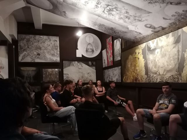 Jugendliche in einer Ausstellung.