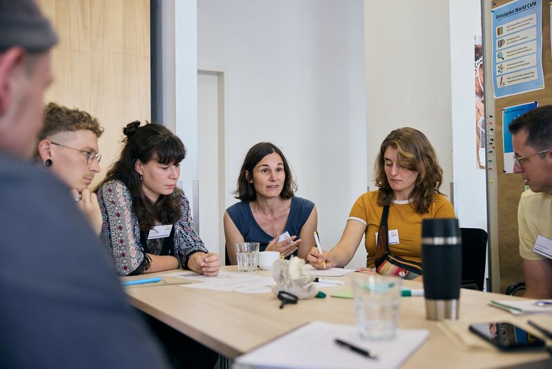 In Kleingruppen nahmen die Respekt Coaches Impulse für die Präventionsarbeit an Schulen mit.