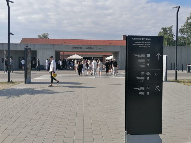 Eingangsbereich mit Beschilderung zur Gedenkstätte Auschwitz-Birkenau.