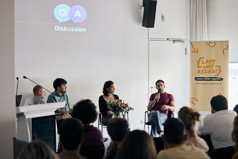 Im Anschluss an den Fachvortrag wurde das Podium für Erfahrungen aus der Praxis geöffnet.
