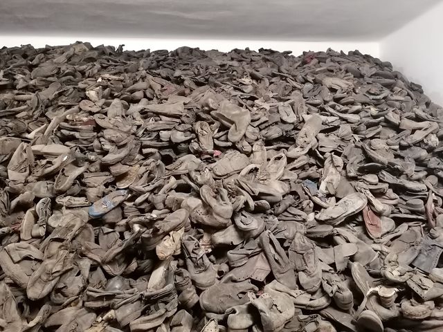 Eine riesige Menge Schuhe übereinandergehäuft.