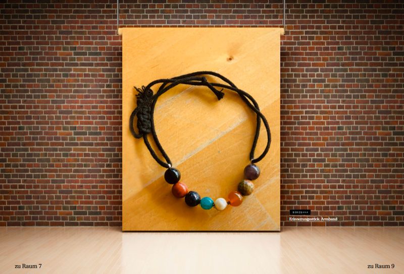 Ein Bild eines Armbandes als Teil einer digitalen Ausstellung.