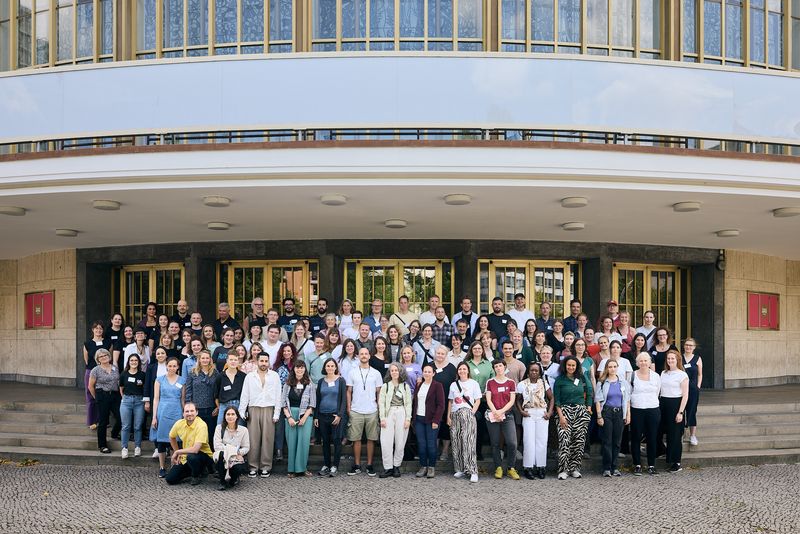 Gemeinsam für die Stärkung demokratischer Werte – die Teilnehmenden des Fortbildungs- und Austauschtreffens in Berlin.
