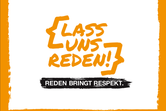 Grafik mit orangefarbenem Schriftzug 'Lass uns reden!' in geschweiften Klammern. Darunter ein schwarzer Balken mit der Aufschrift 'Rassismus benennen – Lösungen finden'. Ein orangefarbener Rahmen umgibt das Bild.