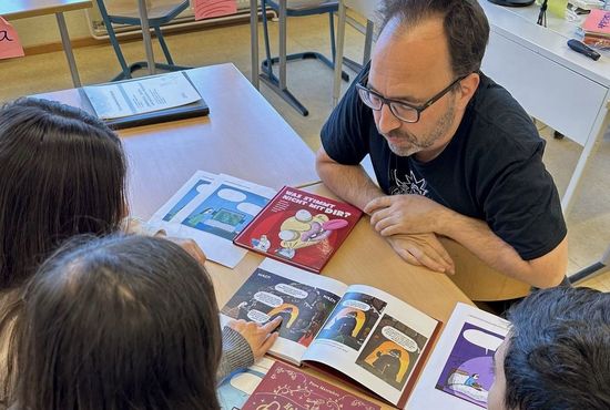 Auf der Abbildung sind drei Kinderköpfe zu sehen und eine erwachsene Person.