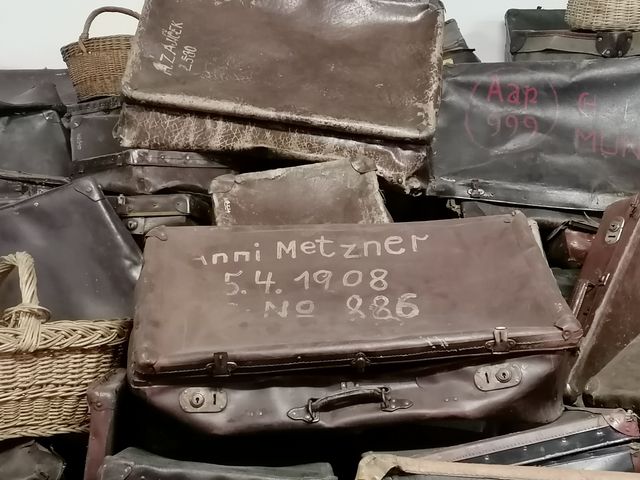 Eine große Menge an Taschen und Handtaschen übereinandergehäuft.