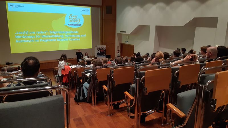 Menschen in einem Hörsaal.