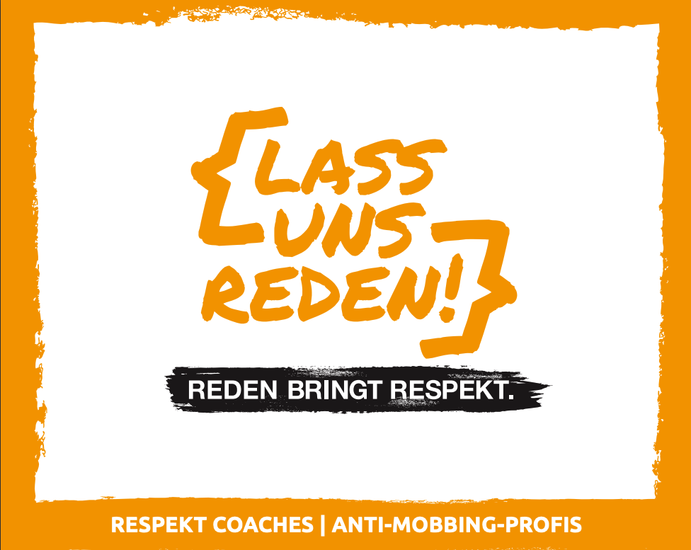 Grafik mit orangefarbenem Schriftzug 'Lass uns reden!' in geschweiften Klammern. Darunter ein schwarzer Balken mit der Aufschrift 'Rassismus benennen – Lösungen finden'. Ein orangefarbener Rahmen umgibt das Bild.