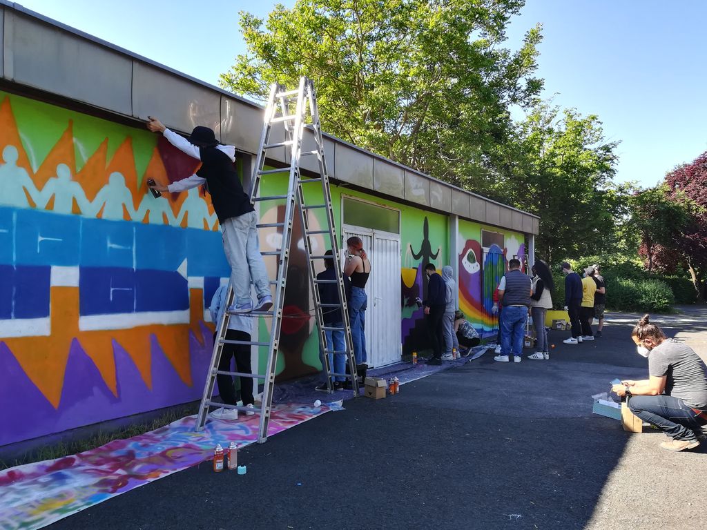 Abbildung zeigt eine Graffiti bemalte Wand.