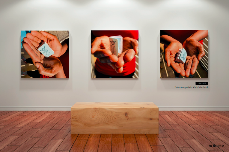 Abbildung zeigt drei an der Wand hängende Bilder.
